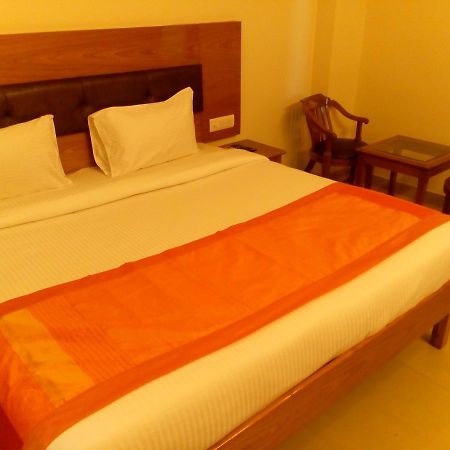 Red Carpet Hotels Noida Buitenkant foto
