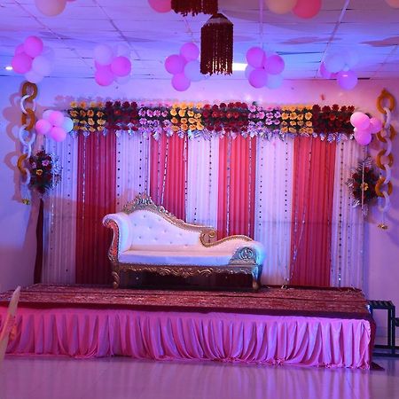 Red Carpet Hotels Noida Buitenkant foto