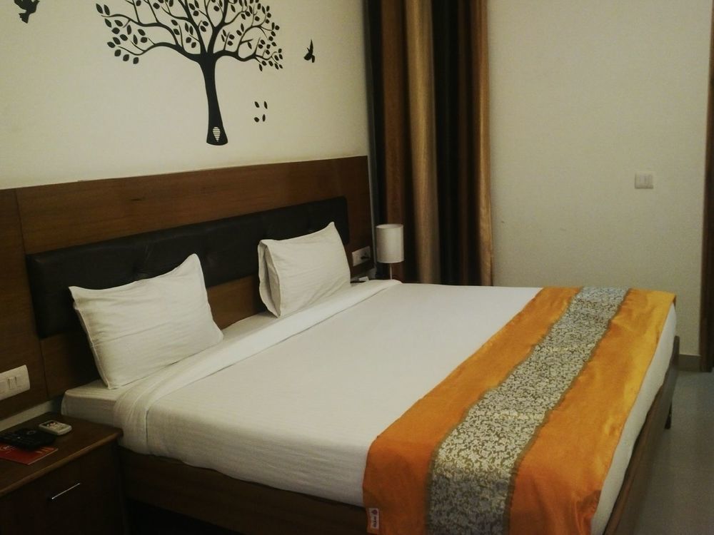 Red Carpet Hotels Noida Buitenkant foto