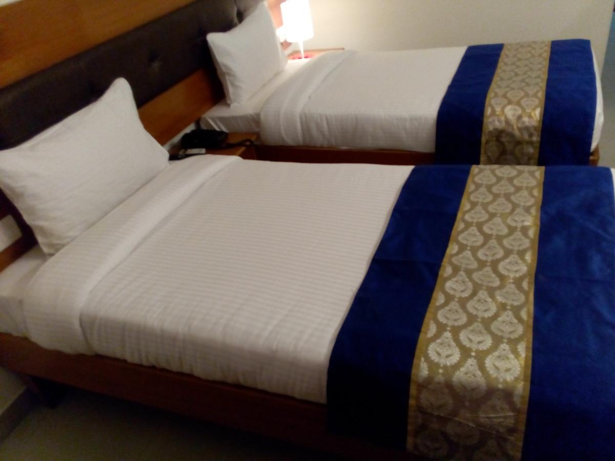 Red Carpet Hotels Noida Buitenkant foto