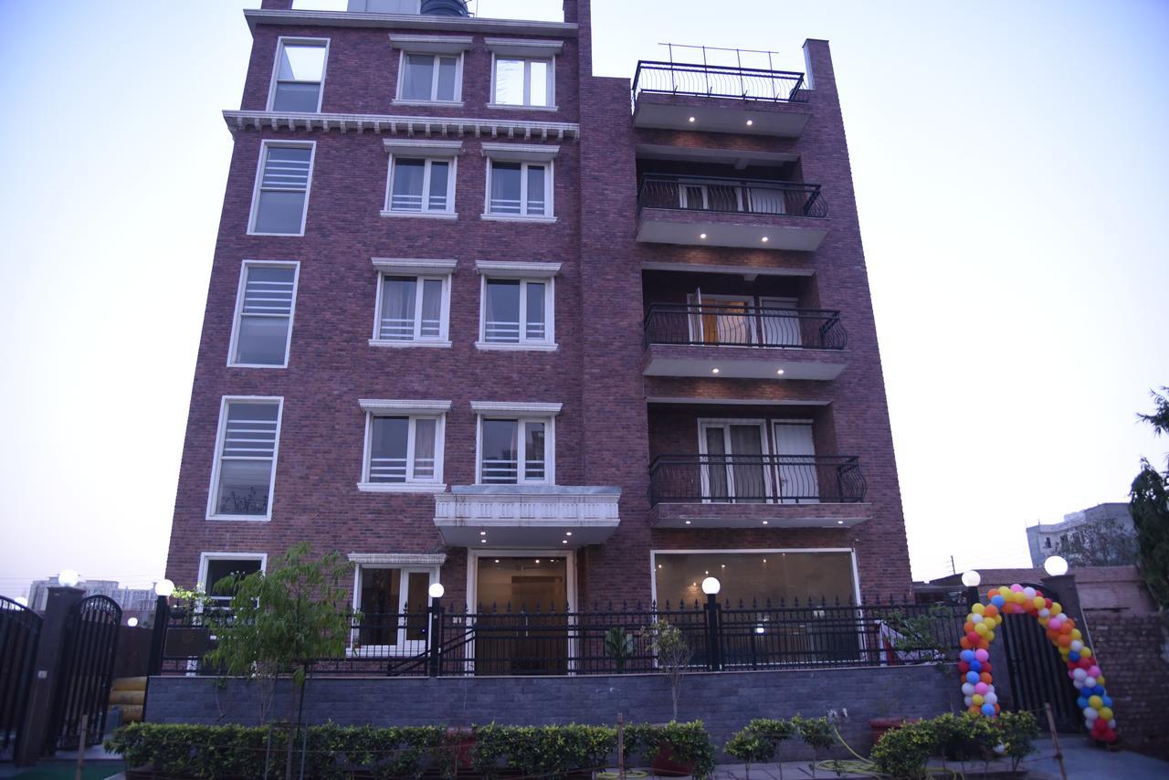 Red Carpet Hotels Noida Buitenkant foto