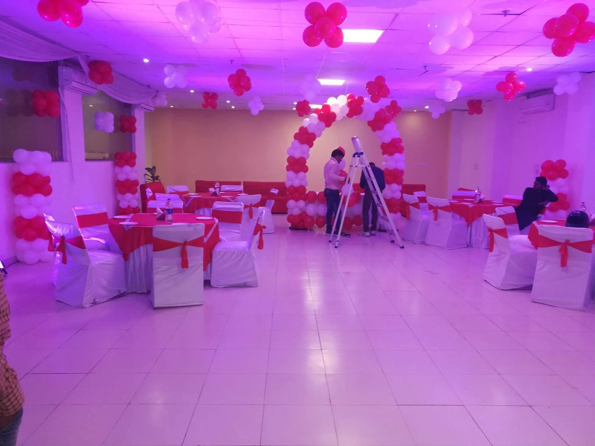 Red Carpet Hotels Noida Buitenkant foto