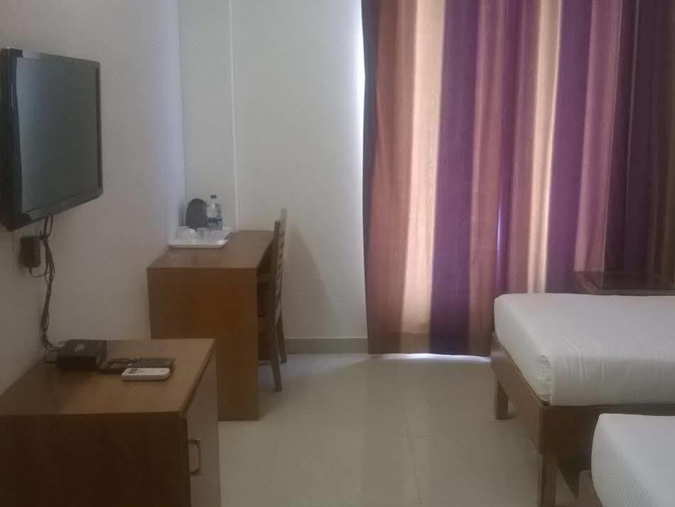 Red Carpet Hotels Noida Buitenkant foto