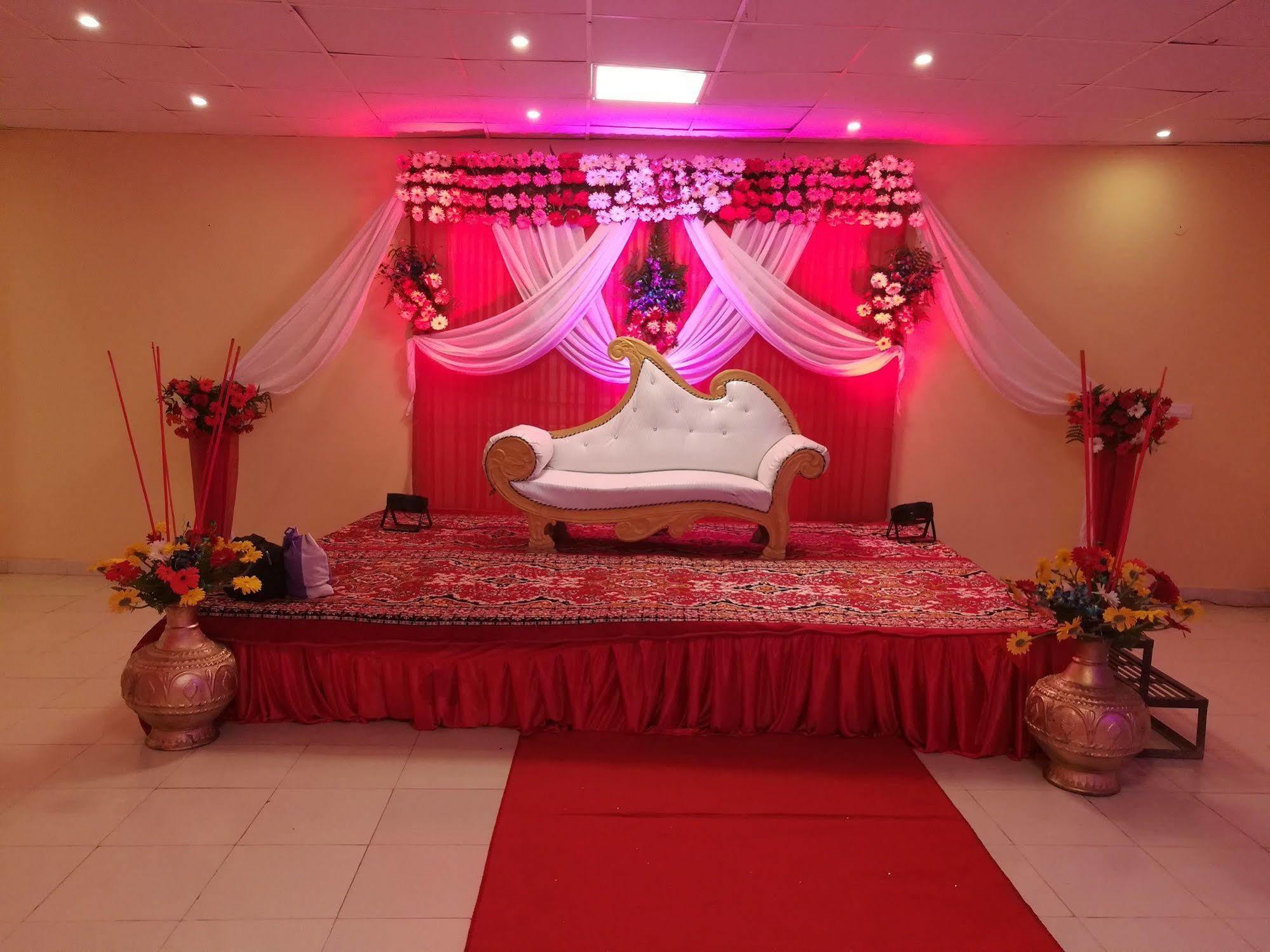 Red Carpet Hotels Noida Buitenkant foto